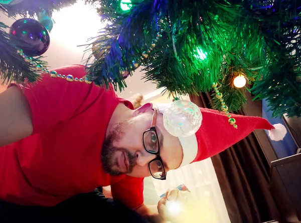 Homme Dans Chapeau Père Noël Cherche Met Cadeau Sous Arbre — Photo