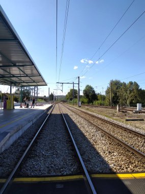 Aydınlık bir günde tren istasyonu manzarası. İzler, yolculuk, yolculuk ve macerayı çağrıştırıyor. Ulaşım, kentsel veya endüstriyel kavramlar için mükemmel.