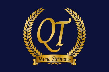 Q ve T harfleri, defne çelenkli QT monogram logo tasarımı. Kaligrafi yazı tipli lüks altın amblem.