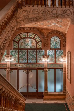 Barselona, İspanya - 24 Şubat 2020: Katalonya Müzik Salonunun birinci katındaki cephe ışıkları açık