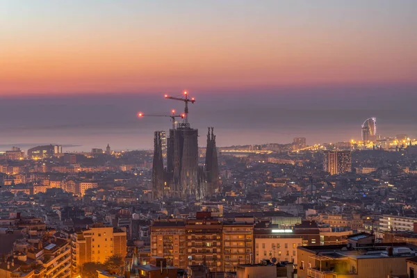 Barcelona Spanyolország Február 2020 Sagrada Familia Fényekkel Napkelte Előtt Télen — Stock Fotó