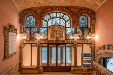 Barselona, İspanya - 24 Şubat 2020: Katalonya Müzik Salonunun birinci katındaki cephe ışıkları açık