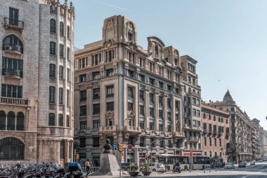 Barselona, İspanya - 24 Şubat 2020: Öğleden sonra Plaza Catalunya yakınlarındaki Laietana caddesindeki yapı