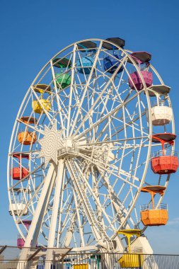 Giradabo kışın Barcelona, İspanya 'daki Tibidabo Dağı' nın tepesinde büyük bir tekerlek.