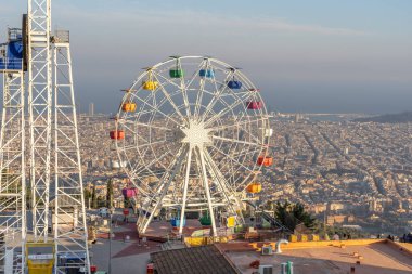 Barselona, İspanya - 24 Şubat 2020: Giradabo kışın şehir manzaralı Tibidabo Dağı 'nın tepesinde büyük tekerlek