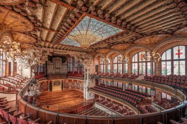 Barselona, İspanya - 24 Şubat 2020: Katalonya Müzik Salonu 'nda vitray tavan balkonu