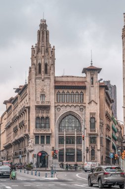 Barcelona, İspanya - 24 Şubat 2020: Caixa Bank neo-tohic cephe Plaza Catalunya yakınlarındaki Via Laietana Caddesi