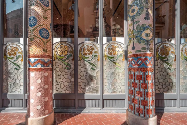 Barselona Spanya Şubat 2020 Balkonda Karışık Mozaik Seramik Seramik Sütunlar — Stok fotoğraf