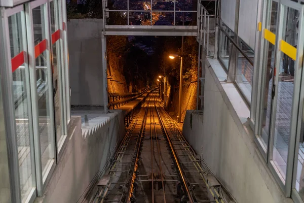 巴塞罗那Tibidabo山的火葬铁路 夜间运行 — 图库照片