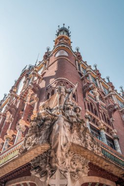 Barselona, İspanya - 24 Şubat 2020: Öğleden sonra Catanoloa Music Hall 'un dış cephesinde taş nöbeti