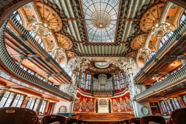 Barselona, İspanya - 24 Şubat 2020: Öğleden sonra Katalonya 'daki Konser Salonu' nda görkemli vitray penceresi