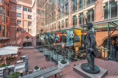 Barselona, İspanya - 24 Şubat 2020: Bronz heykel Louis Millet öğleden sonra Katalonya Müzik Salonu 'nda