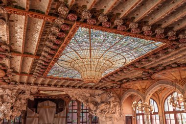 Öğleden sonra Barcelona 'daki Katalonya Müzik Salonu' ndaki Konser Salonu 'nun görkemli vitray penceresi.