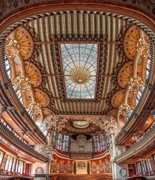 バルセロナの午後にカタルーニャ音楽ホールのコンサートホールで豪華なステンドグラスの天窓 — ストック写真