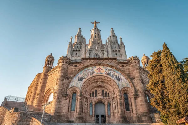 Expiatori del Sagrat Cor Tapınağı cephesi Mont Tibidabo 'nun tepesinde kış öğleden sonra İspanya' da gün batımında