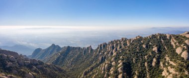 Panoramik hava aracı sabah Barcelona yakınlarında Montserrat Dağı 'nın öfkesini görüntüledi.