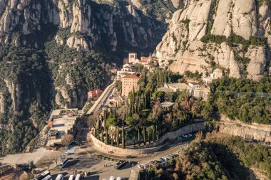 Barcelona yakınlarındaki Montserrat Manastırı 'nın hava aracı görüntüsü.