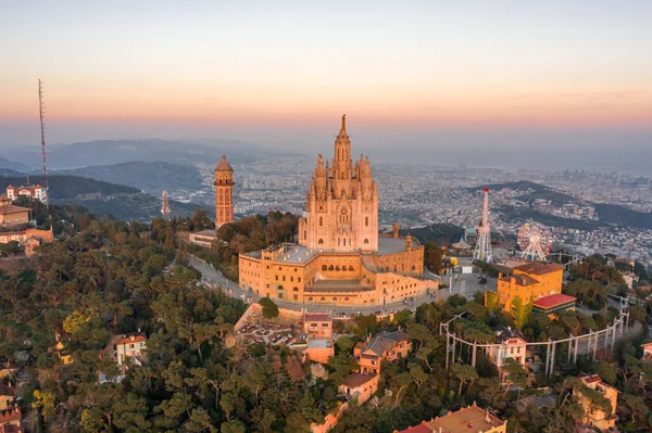 Vue aérienne par drone de la basilique Sacré-Cœur sur le mont Tibidabo près de Barcelone pendant l'heure dorée du coucher du soleil — Photo