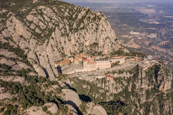 バルセロナ近くの朝の日の出にバルセロナ近くのモンセラット山の修道院の空中ドローンビュー — ストック写真