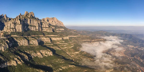 바르셀로나 근처에 있는 몽 세라트 산맥과 그 계곡을 한눈에 볼 수있는 파노라마같은 공중 드론 — 스톡 사진