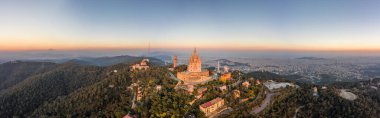 Barcelona yakınlarındaki Tibidabo 'nun tepesindeki Sacred Heart Bazilikasının panoramik hava aracı görüntüsü