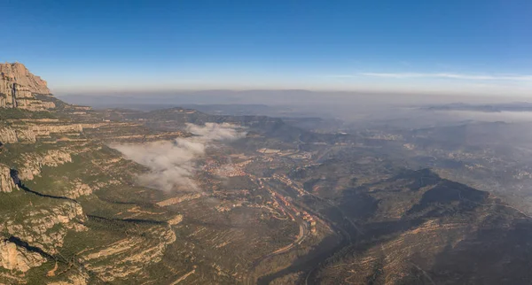 Панорамний повітряний дрон, знятий Cap de Bou в Монтсеррат поблизу Барселони з ранковим туманом. — стокове фото