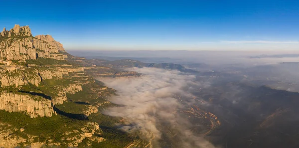 モンセラット山脈とバルセロナ近郊の谷のパノラマの空中ドローンビュー — ストック写真