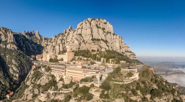 아침 시간에 바르셀로나 근처에 있는 수도원 몽 세라트 사원의 파노라마 항공 영상 — 스톡 사진