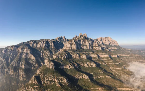 Панорамний повітряний дрон у гірському хребті Монсеррат поблизу Барселони взимку вранці — стокове фото