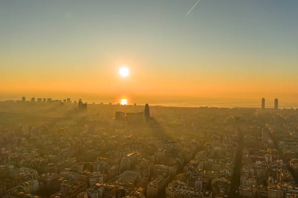 Drone aéreo tiro de sol nascente sobre a praia da cidade de Barcelona — Fotografia de Stock