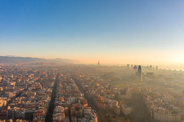 Drone aereo della torre Agbar a Barcellona mattina nebbiosa durante l'alba — Foto Stock