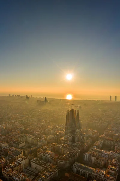 바르셀로나 시내 상공에서 이른 아침에 공중 무인기로 일출을 촬영 했습니다. — 스톡 사진