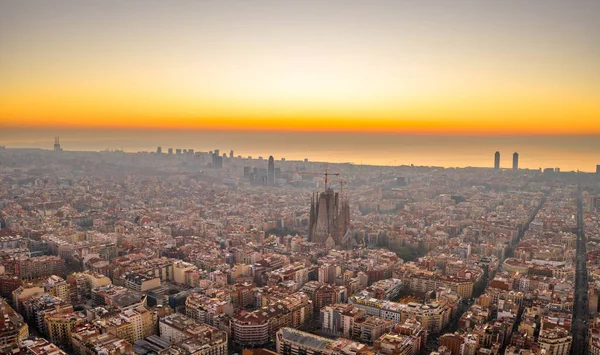 일출 시각이 되기 전에 바르셀로나 시의 공중 무인기 촬영 — 스톡 사진
