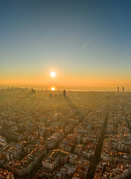 Drone aéreo tiro de sol nascente sobre a praia da cidade de Barcelona — Fotografia de Stock