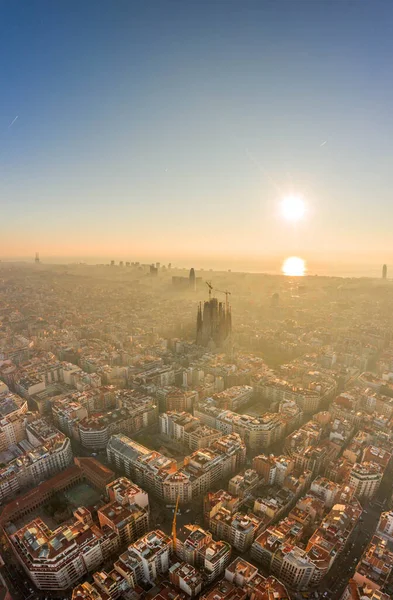 Aereo drone colpo di alba sul centro di Barcellona in prima mattina — Foto Stock