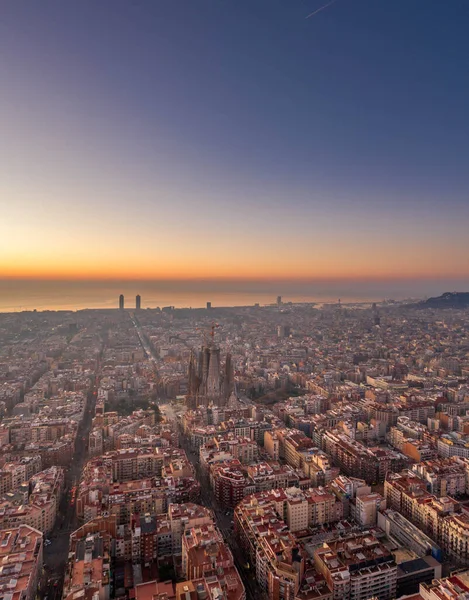 Аэрофотосъёмка Барселоны до золотого часа восхода солнца — стоковое фото