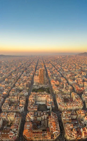 Drohnenaufnahmen der Stadt Barcelona vor Sonnenaufgang — Stockfoto