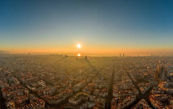 Висхідні промені сонця над берегом Барселони. — стокове фото