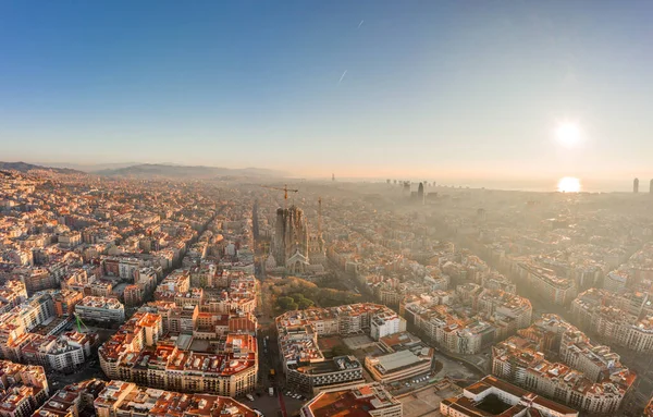 Letecký záběr na východ slunce nad centrem Barcelony v časných ranních hodinách — Stock fotografie