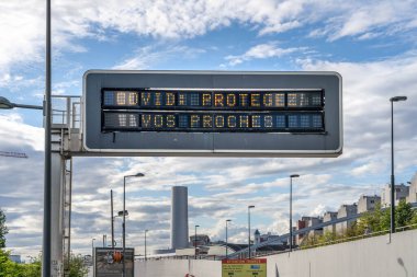 Paris, Fransa - 13 Haziran 2020: LED Trafik İdaresi, La Defense yakınlarındaki COVID-19 salgınıyla ilgili bilgiler gösteriyor
