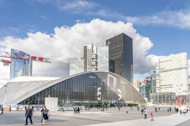 Paris, Fransa - 13 Haziran 2020: Korona 'daki tecrit sonrası insanlar güneş ışığının tadını çıkarıyorlar