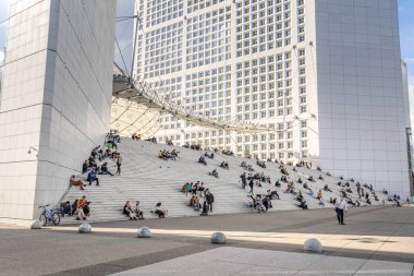 Paris, Fransa - 13 Haziran 2020: İnsanlar Esplanade de La Defense 'daki Corona tecridinden sonra merdivenlerde öğleden sonra eğleniyorlar