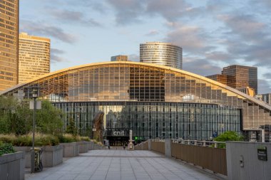 Paris, Fransa - 13 Haziran 2020: La Defense alışveriş merkezinden önce büyük bronz başparmak