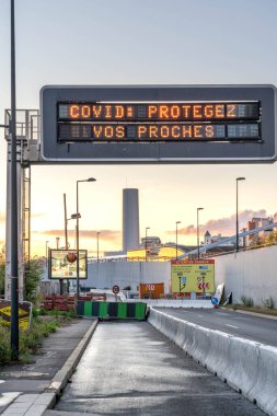 Paris, Fransa - 18 Haziran 2020: LED Trafik İdaresi, gün batımında La Defense yakınlarında COVID-19 salgını hakkında bilgi gösteriyor