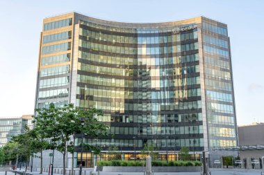 Paris, Fransa - 21 Haziran 2020: Günbatımında La Defense 'da modern cam bina cephesi