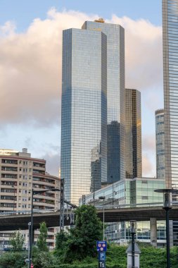 Paris, Fransa - 21 Haziran 2020: Modern gökdelen