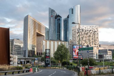 Paris, Fransa - 30 Haziran 2020: La Defense 'daki modern gökdelenler