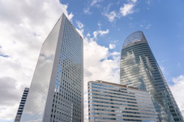 Paris, Fransa - 13 Haziran 2020: La Defense 'daki gökdelenlerin yukarıdan görünüşü