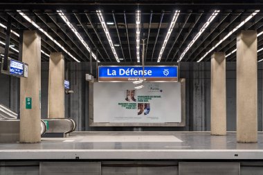 Paris, Fransa - 6 Haziran 2020: La Defense 'ın RER nakliye istasyonu