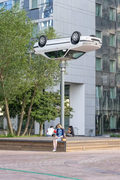 Paris, França - Jun 13, 2020: Carro virado como exposição de arte em frente ao edifício Spaces em la defense — Fotografia de Stock